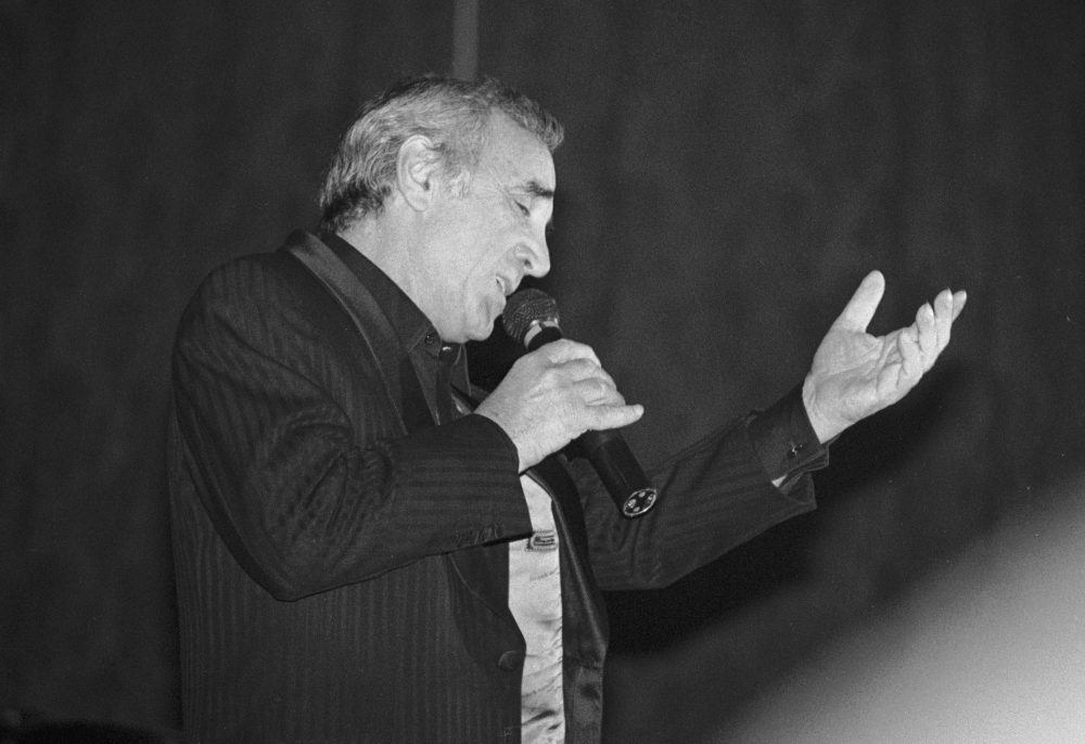 CHARLES AZNAVOUR . CHANTEUR FRANCAIS . CASINO DE DEAUVILLE . SEPTEMBRE 1988 .